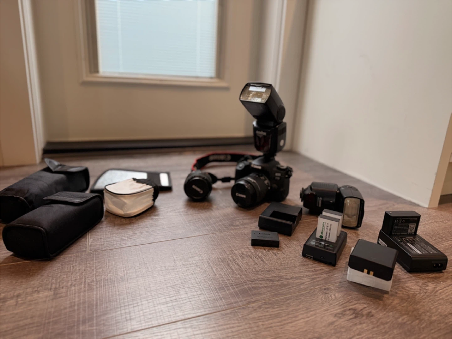 Canon EOS 77D DSLR Camera with Accessories - photo 2