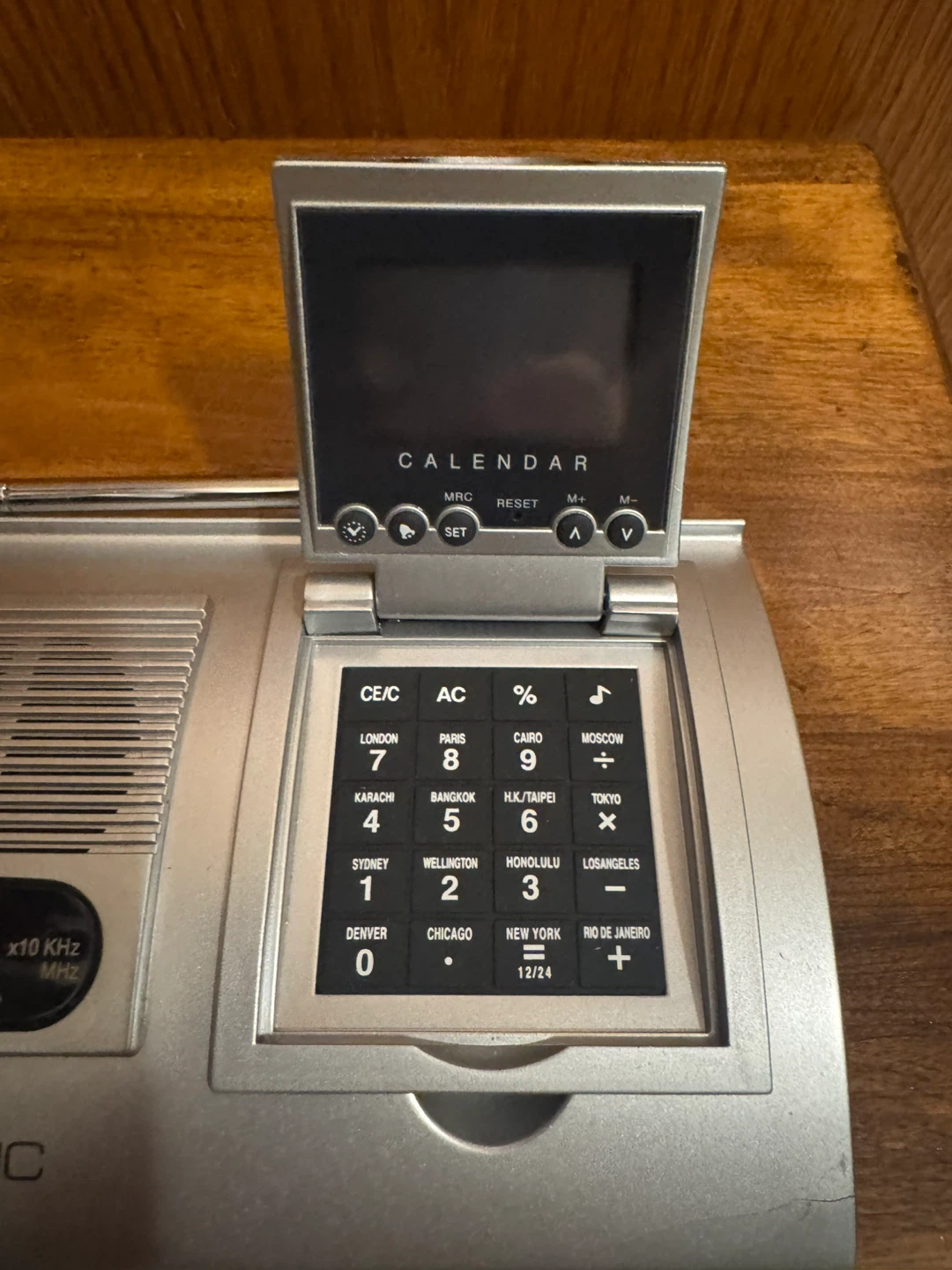 Ultronic TC00267 Desktop AM/FM Radio with Calendar & Clock - photo 3