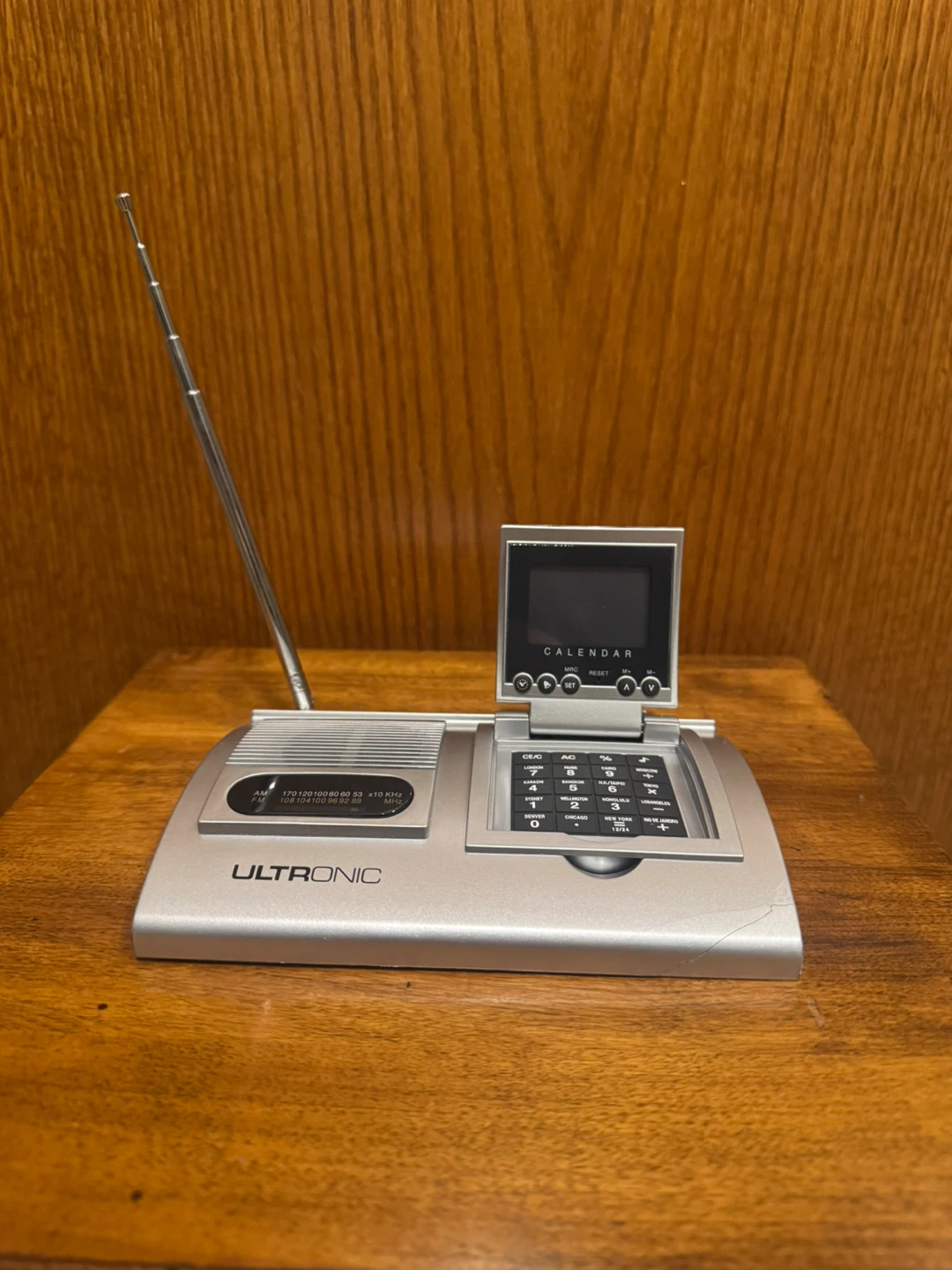 Ultronic TC00267 Desktop AM/FM Radio with Calendar & Clock
