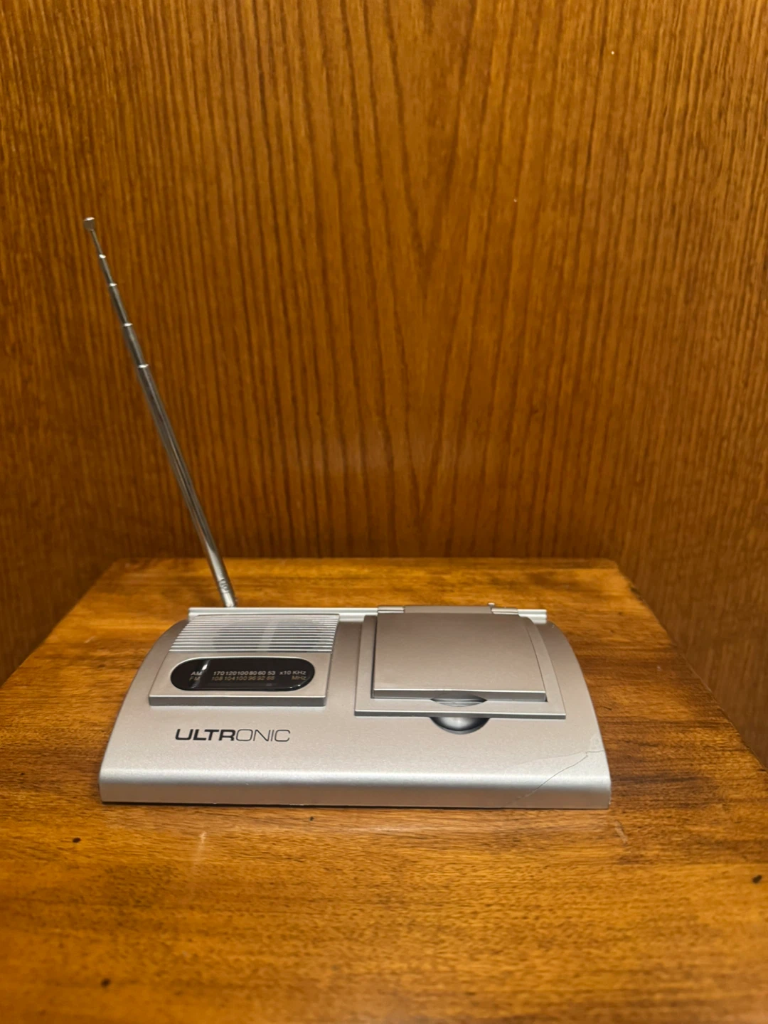 Ultronic TC00267 Desktop AM/FM Radio with Calendar & Clock - photo 2