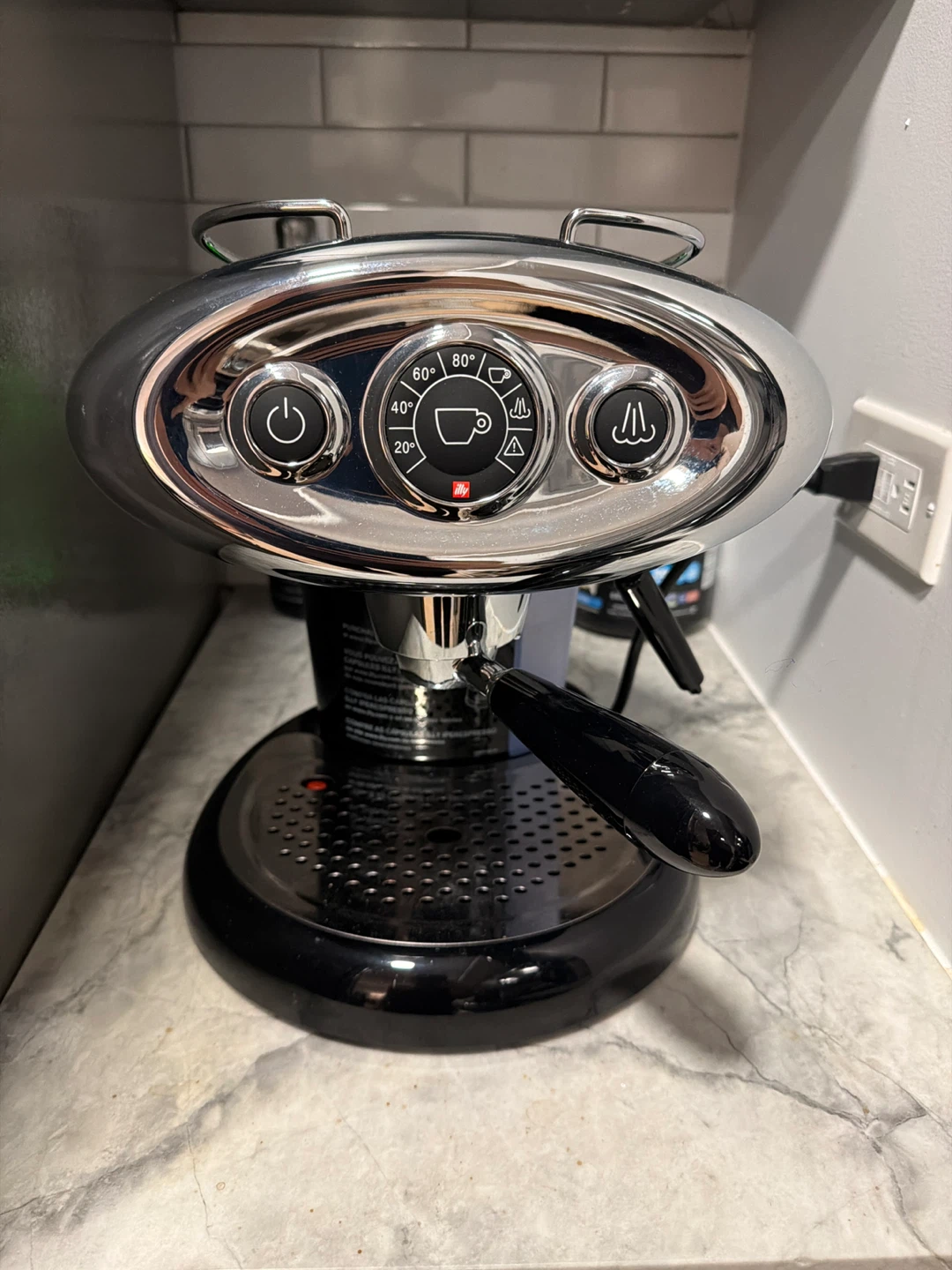 illy x7.1 iperespresso machine + milk frother  - black