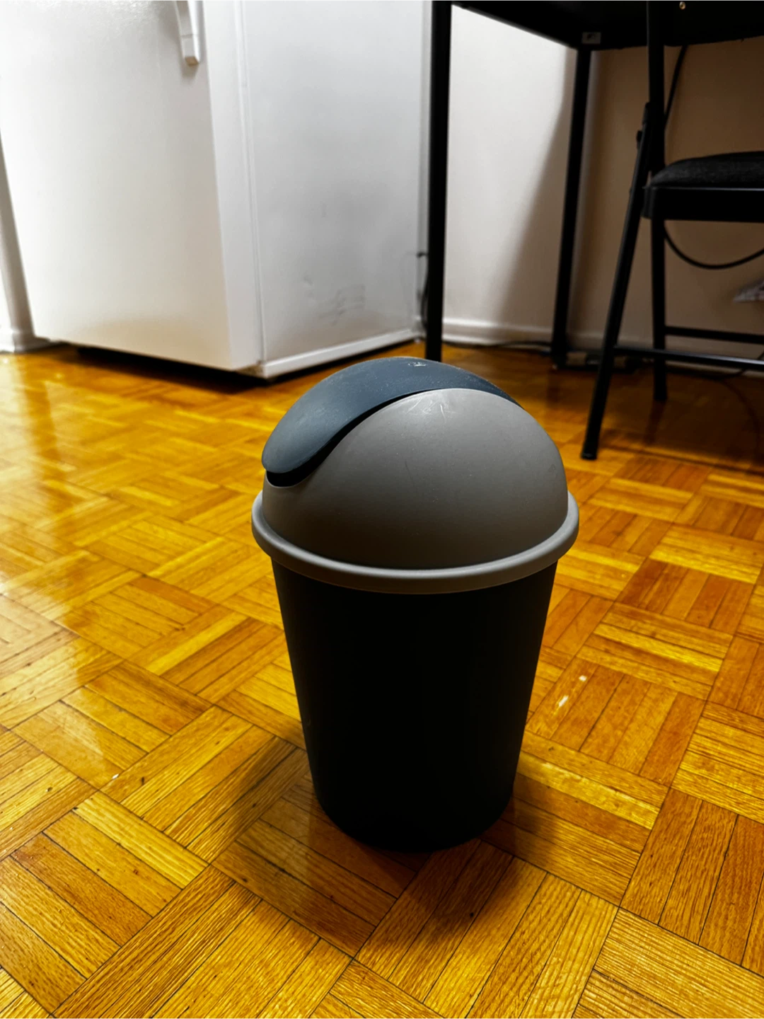 Trash can with lid - photo 2