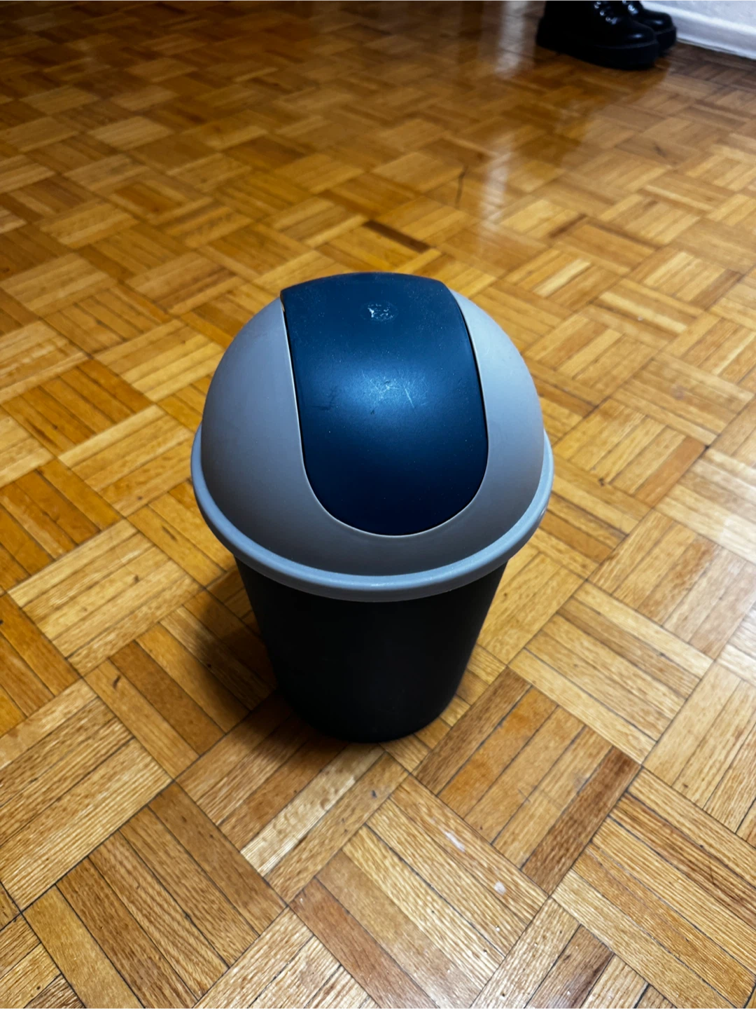 Trash can with lid - photo 3