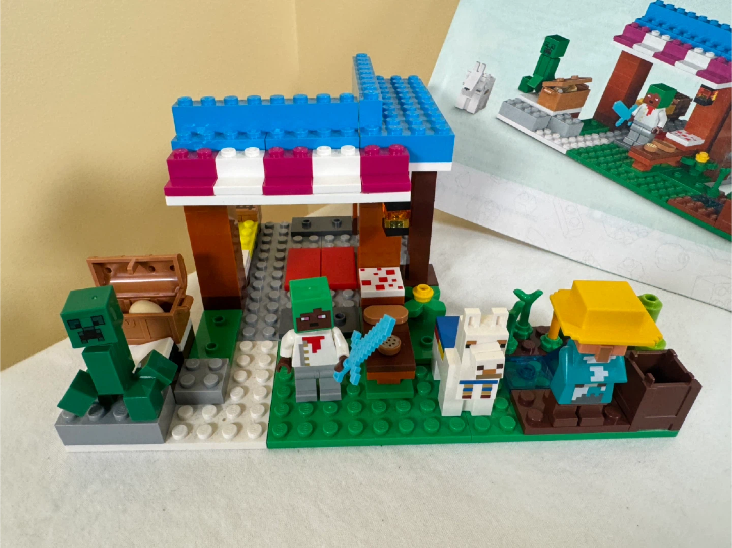 LEGO Minecraft The Bee Farm 21165 Building Toy - photo 3