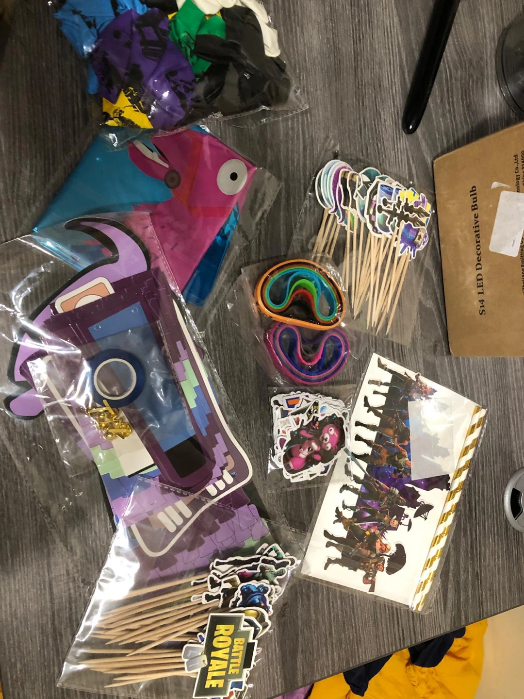 New-Fortnite Themed Party Supplies Set