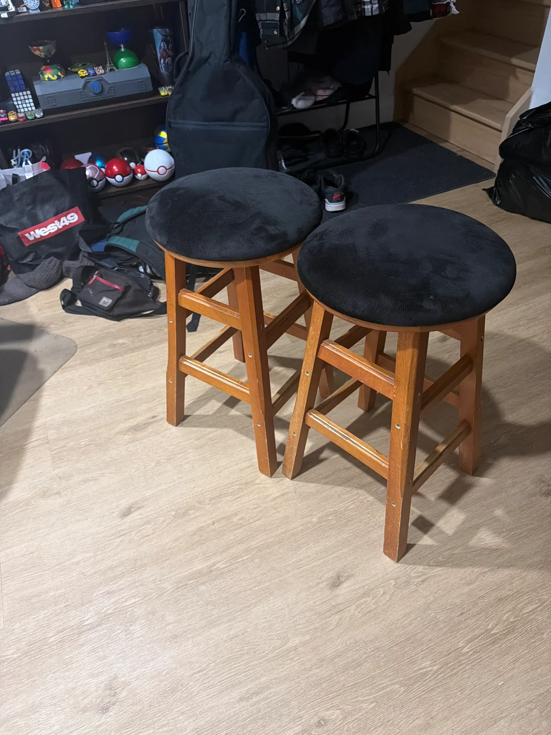 Set of 2 Wooden Bar Stools with Black Cushions - photo 2