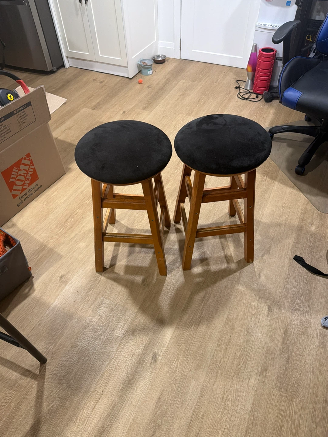 Set of 2 Wooden Bar Stools with Black Cushions - photo 3
