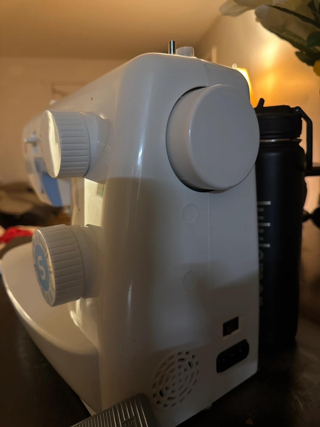 Singer Simple Sewing Machine with Foot Pedal - photo 2