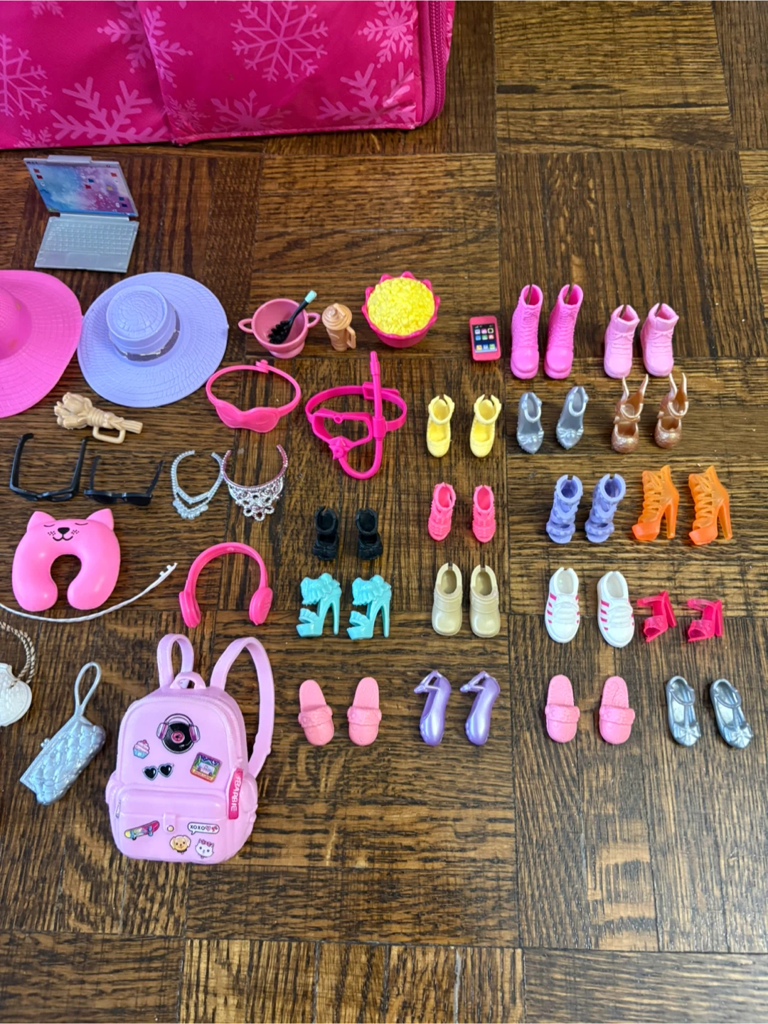 Barbie Doll with Accessories and Luggage - photo 3