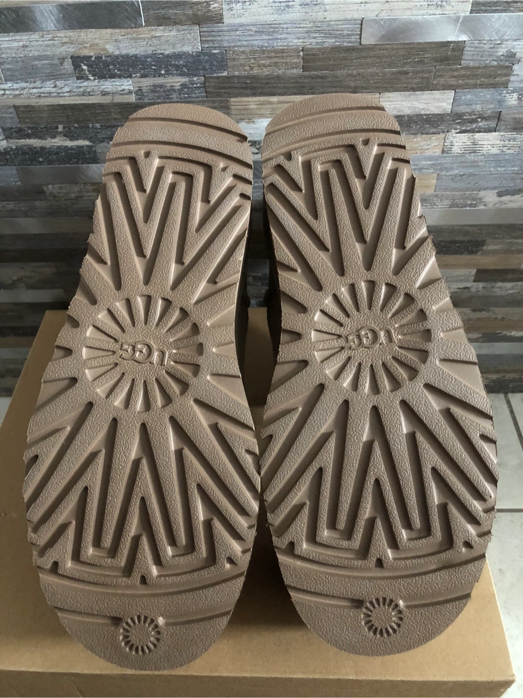 UGGS Ultra Mini Platform (Size 9/10/11) - photo 4