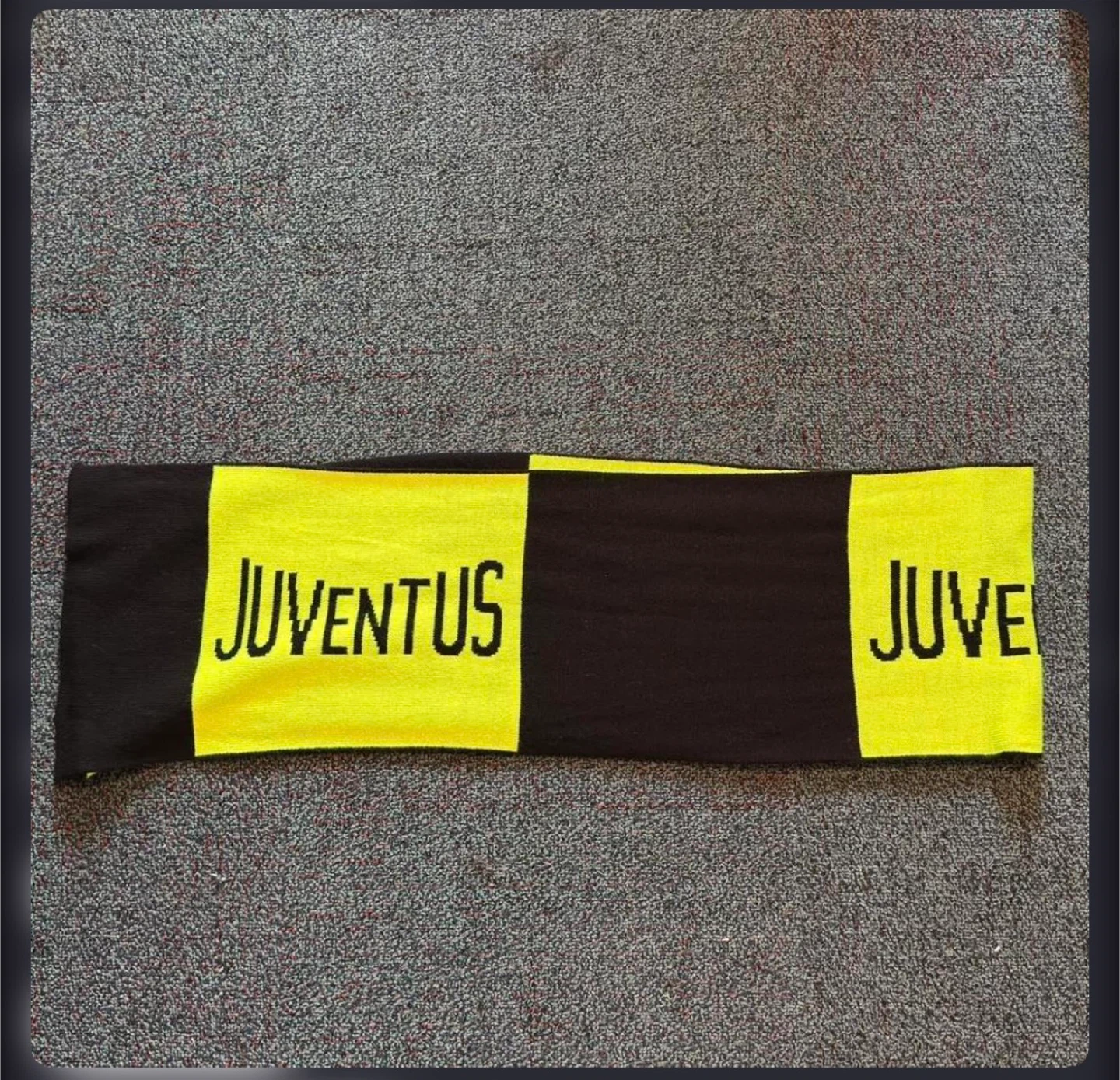 Juventus black & yellow scarf