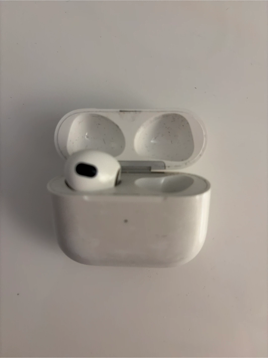Apple AirPods (one earpiece left)