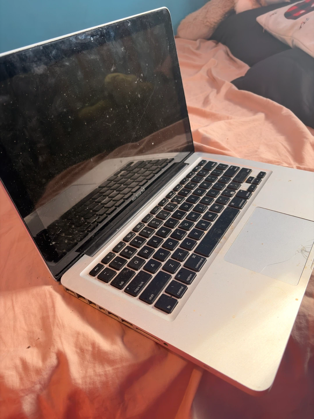Old MacBook for parts  no charger keyboard is iffy - photo 3