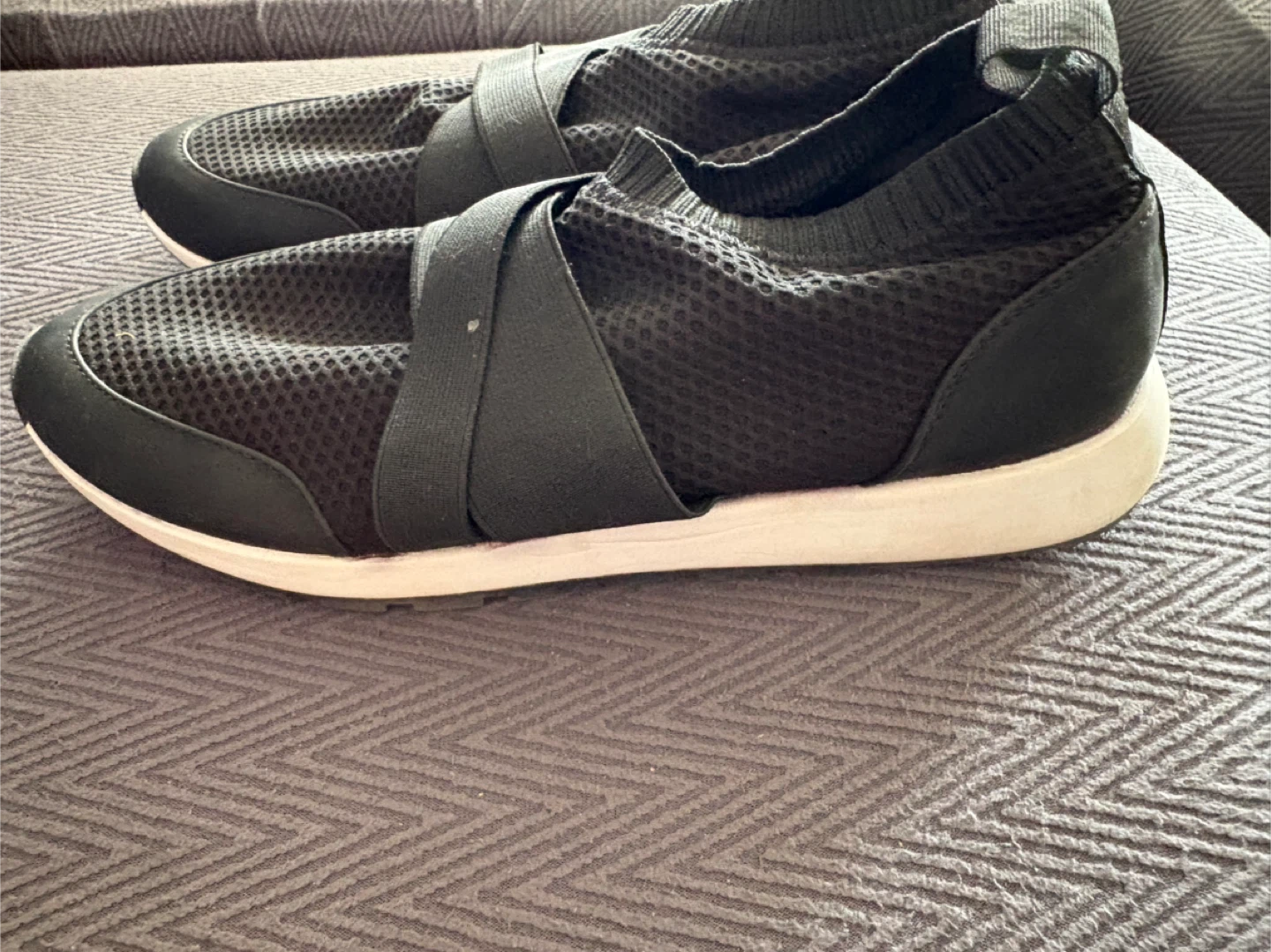 Black slip-on sneakers with elastic criss-cross straps - photo 4