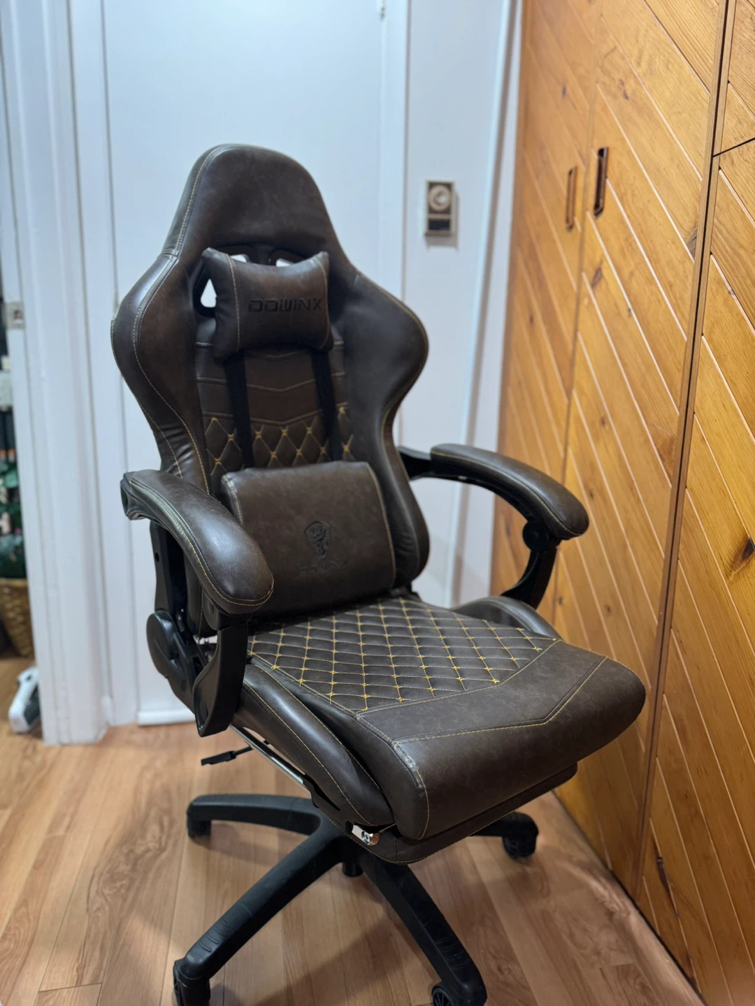 Dowinx Gaming Chair with Footrest