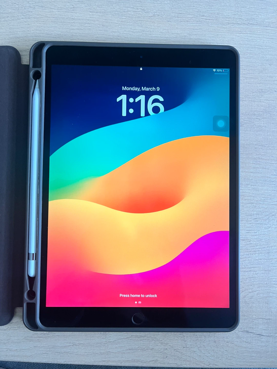 Apple iPad Pro 10.5-inch Silver with Pencil and Case
