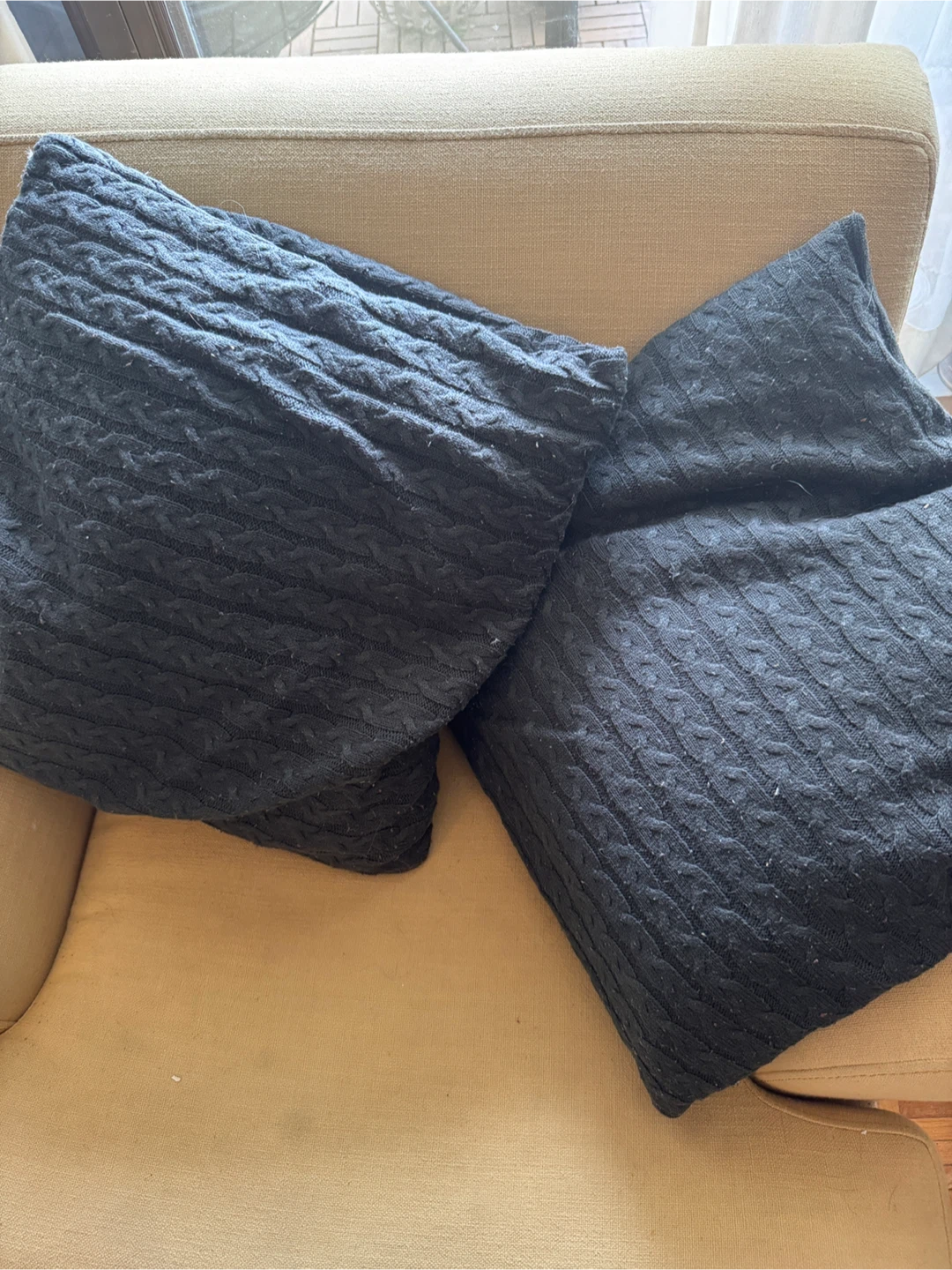 Throw pillows and blankets (range of items and prices)