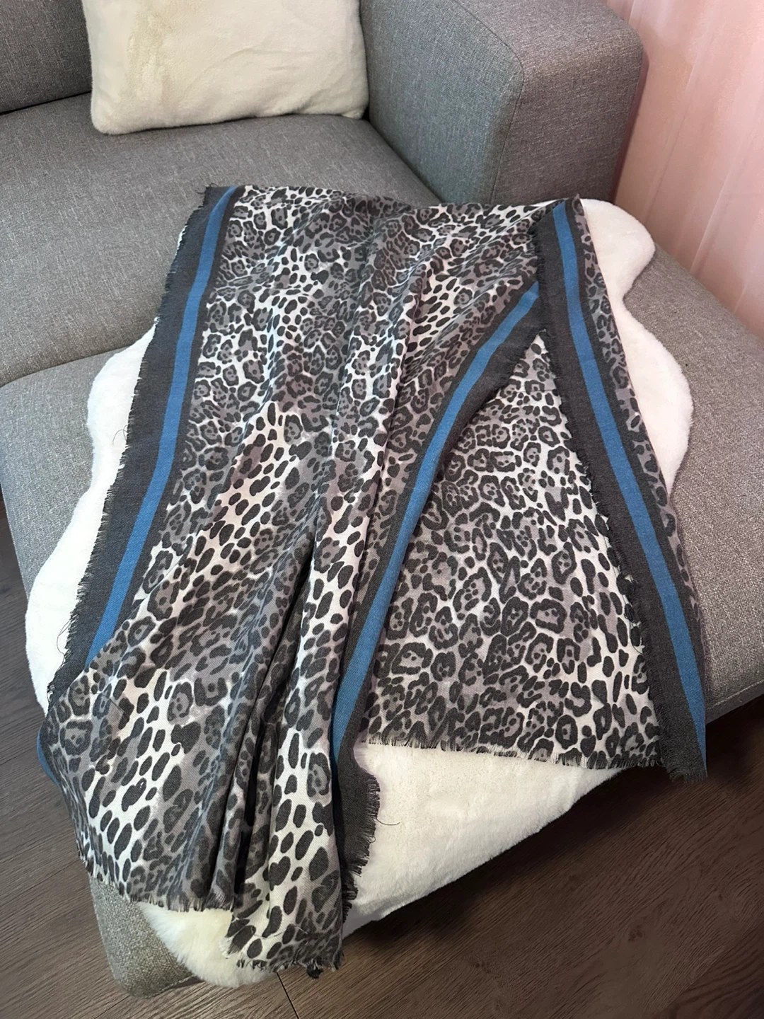 Foulard à motif léopard avec rayures bleues