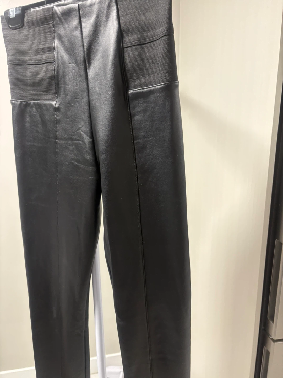 Guess Leggings effet cuir noir Taille M - photo 4