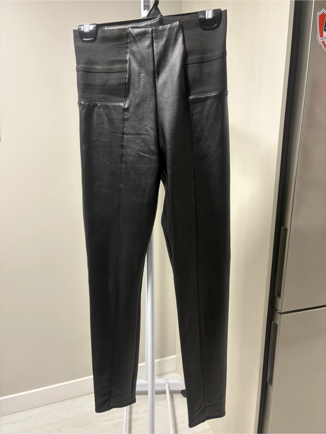 Guess Leggings effet cuir noir Taille M - photo 2