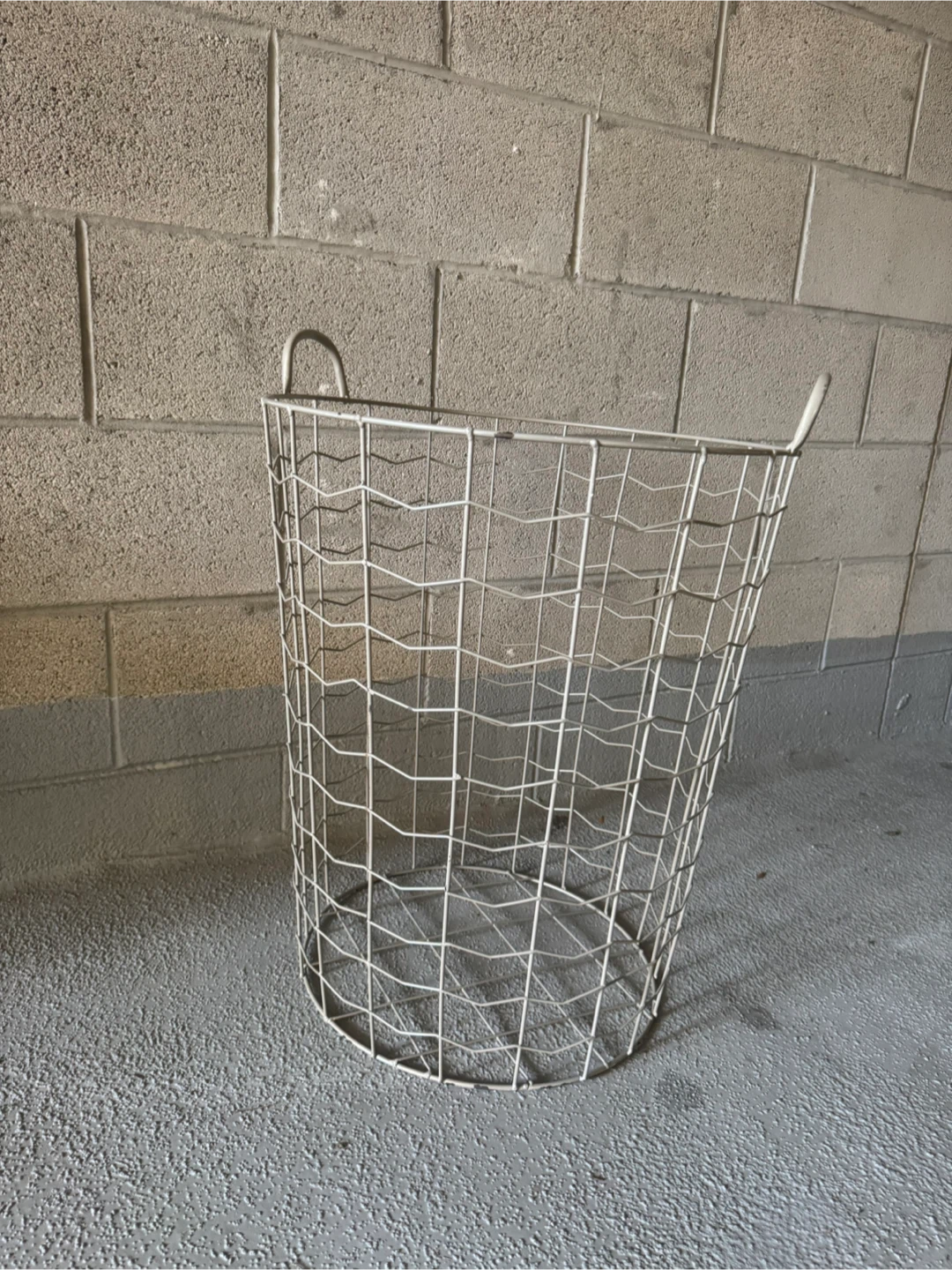 Wire Laundry Basket with Handles