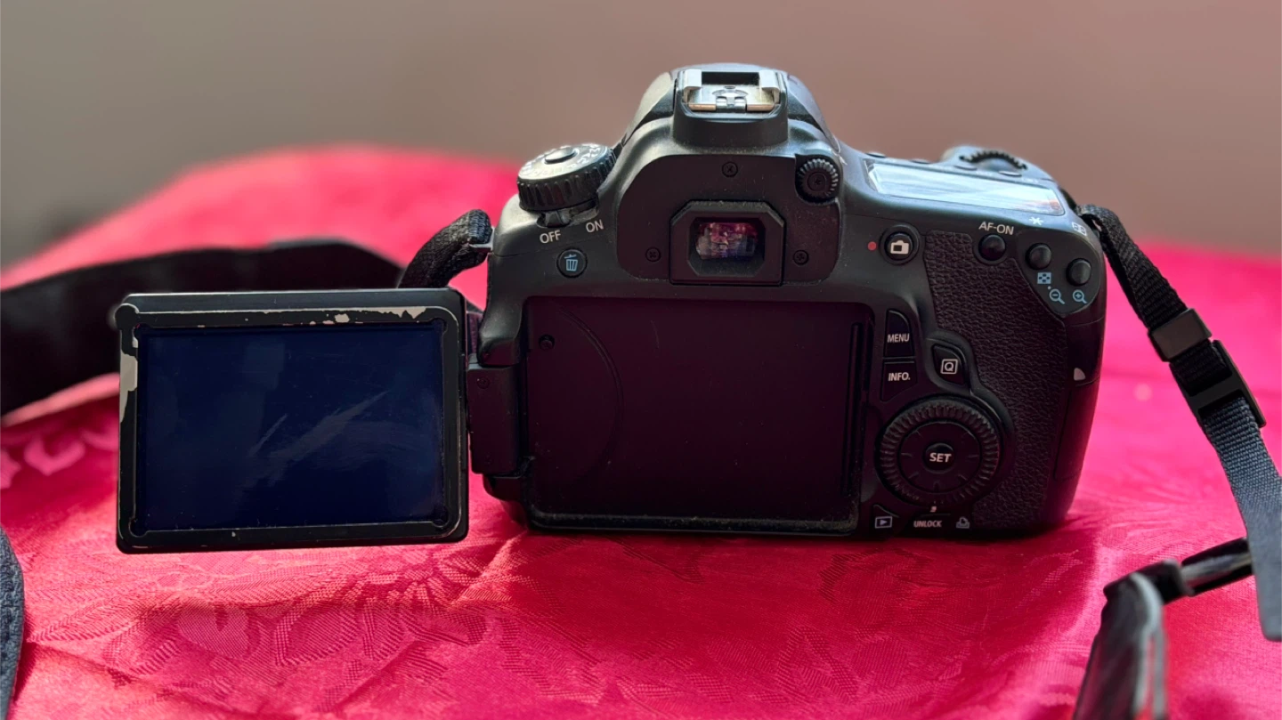 Canon EOS 60D DSLR Camera with 50mm f/1.4 and 28mm f/1.8 Lenses - photo 4