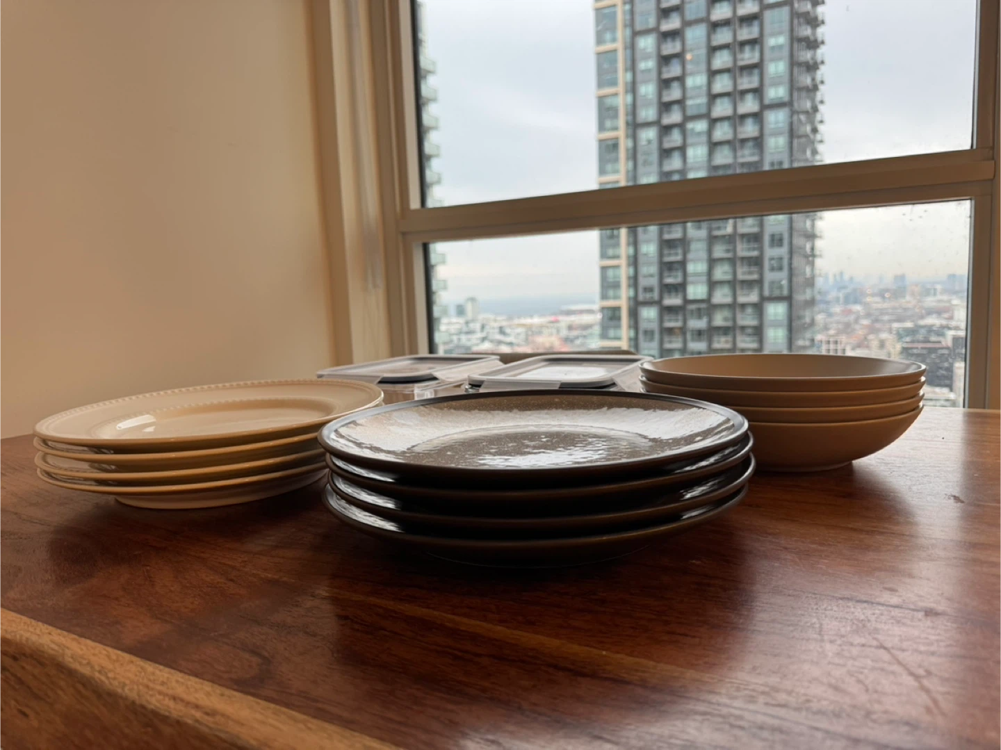 Plates and 2 IKEA storage containers (per set 10$) - photo 2