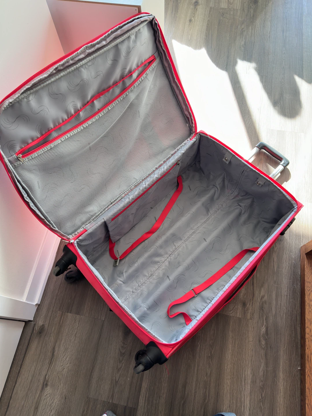 Big American Tourister Pink Suitcase - photo 4