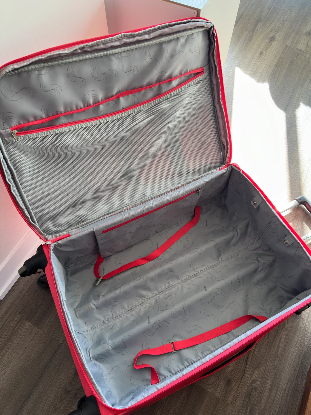 Big American Tourister Pink Suitcase - photo 3