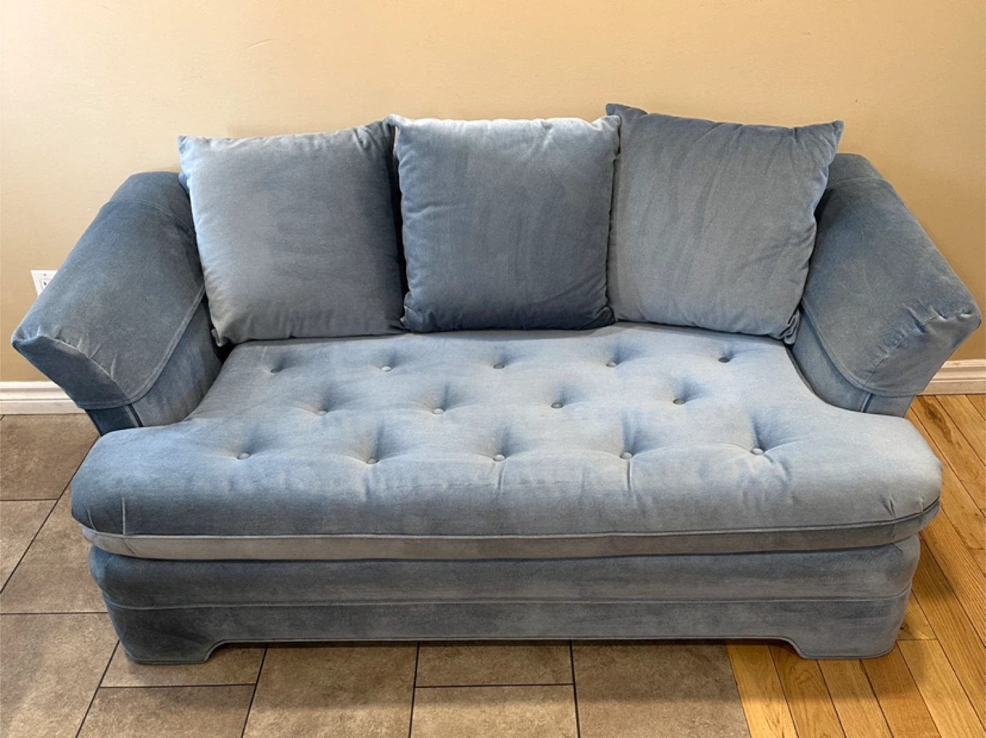 Beautiful Velvet Tufted Loveseat Sofa (CAN DELIVER)