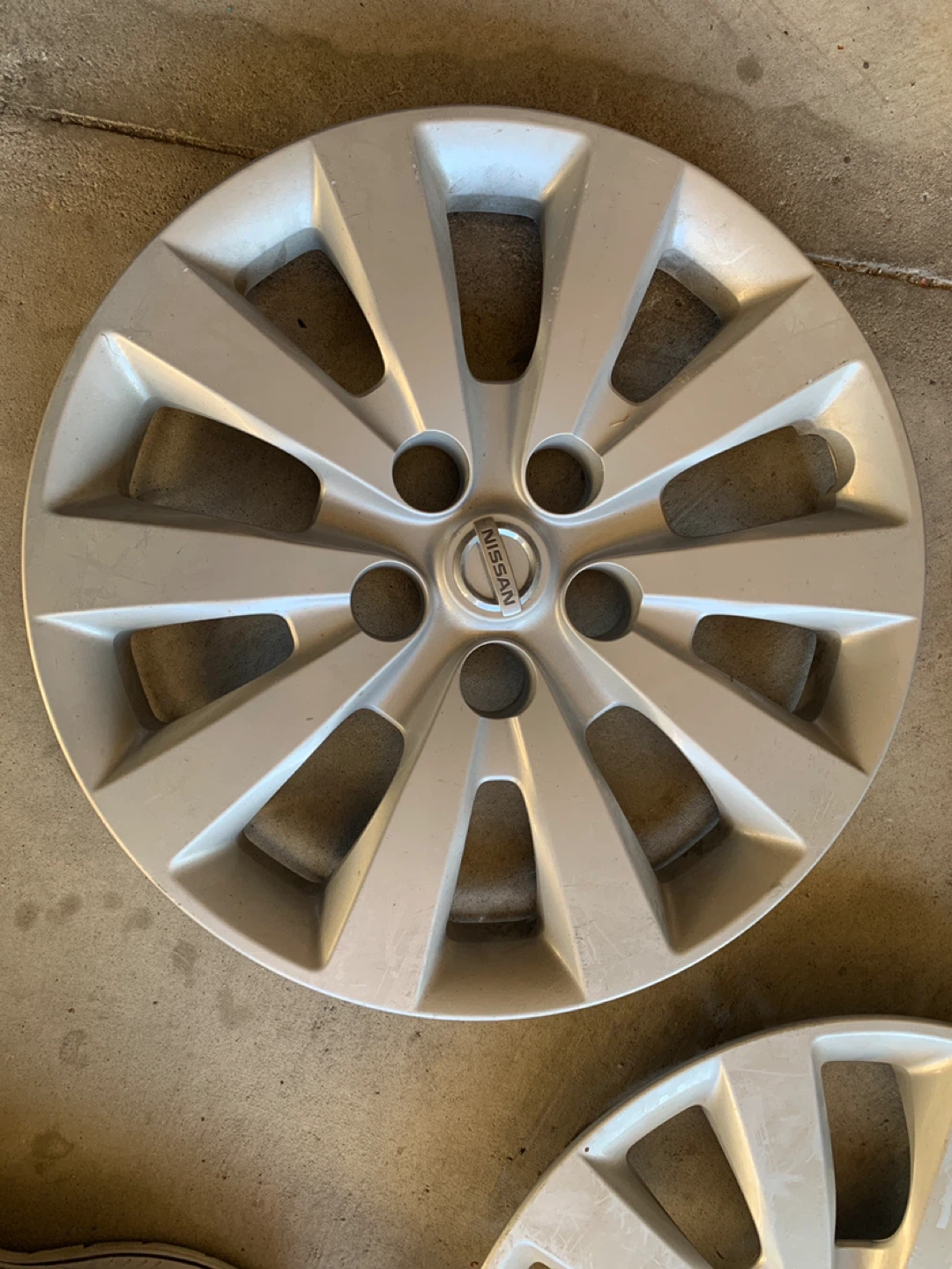 Nissan 15” Hubcaps - Set of 3 - photo 2