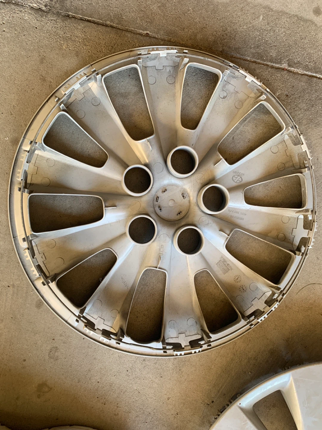 Nissan 15” Hubcaps - Set of 3 - photo 3