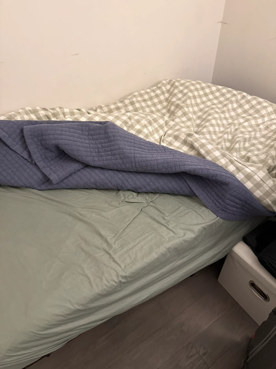 Twin mattress, frame & duvet - photo 4