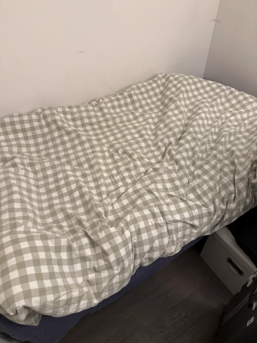 Twin mattress, frame & duvet - photo 3