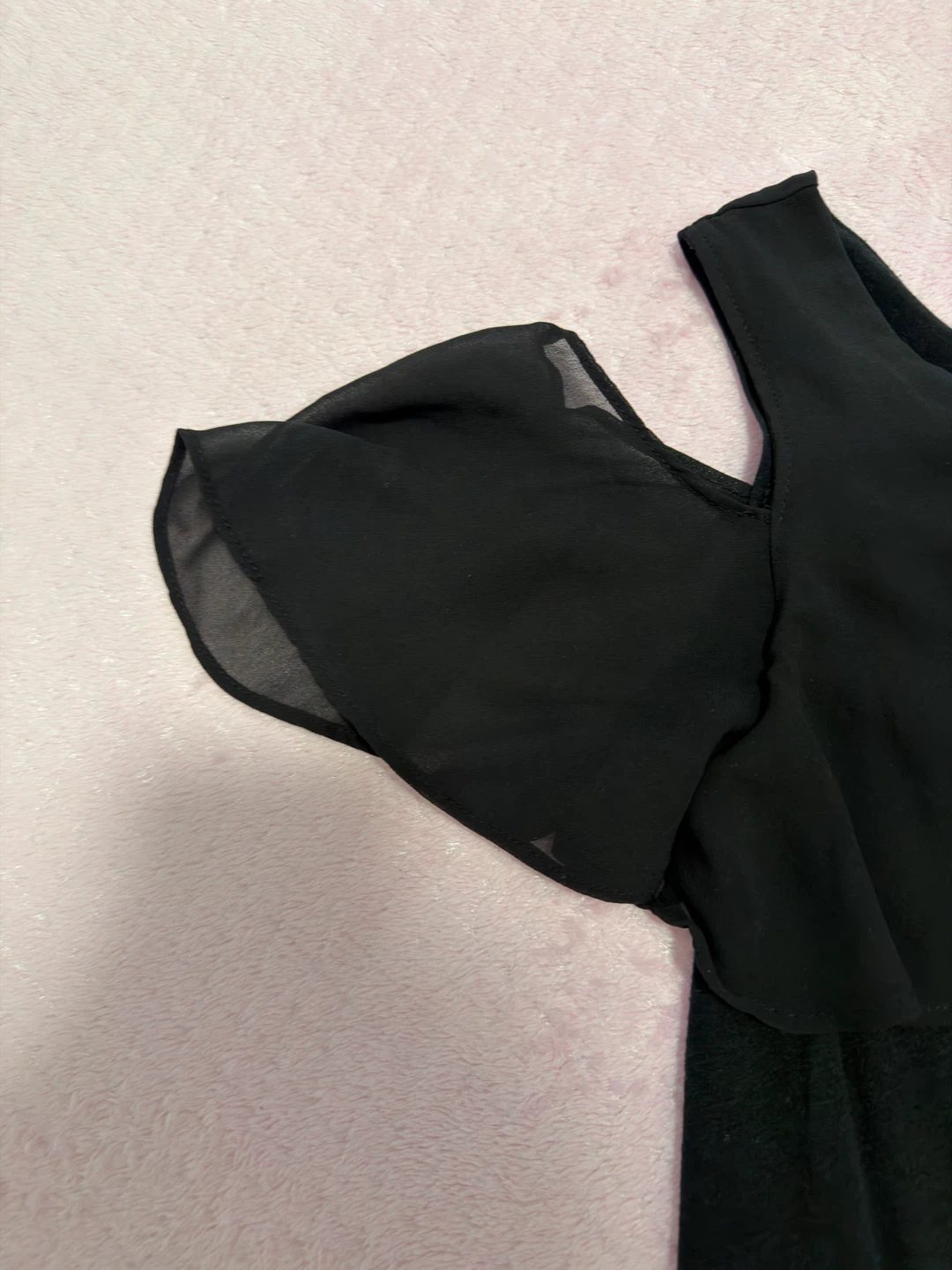 CECIL McBEE Cold Shoulder Black Chiffon Overlay Top - photo 3