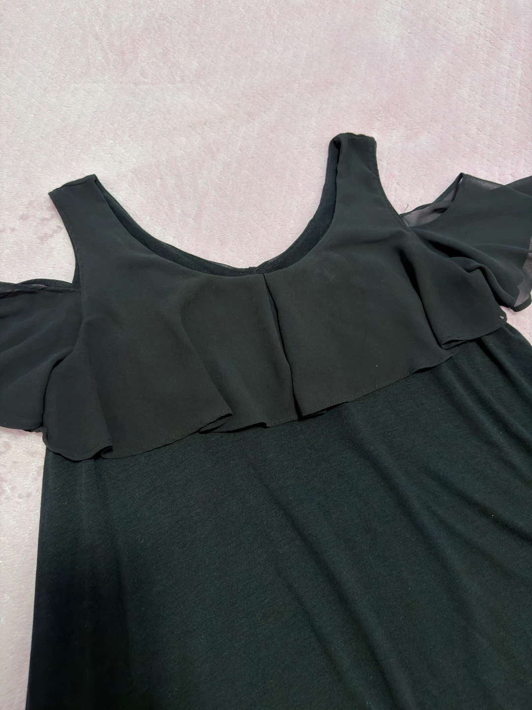CECIL McBEE Cold Shoulder Black Chiffon Overlay Top - photo 2