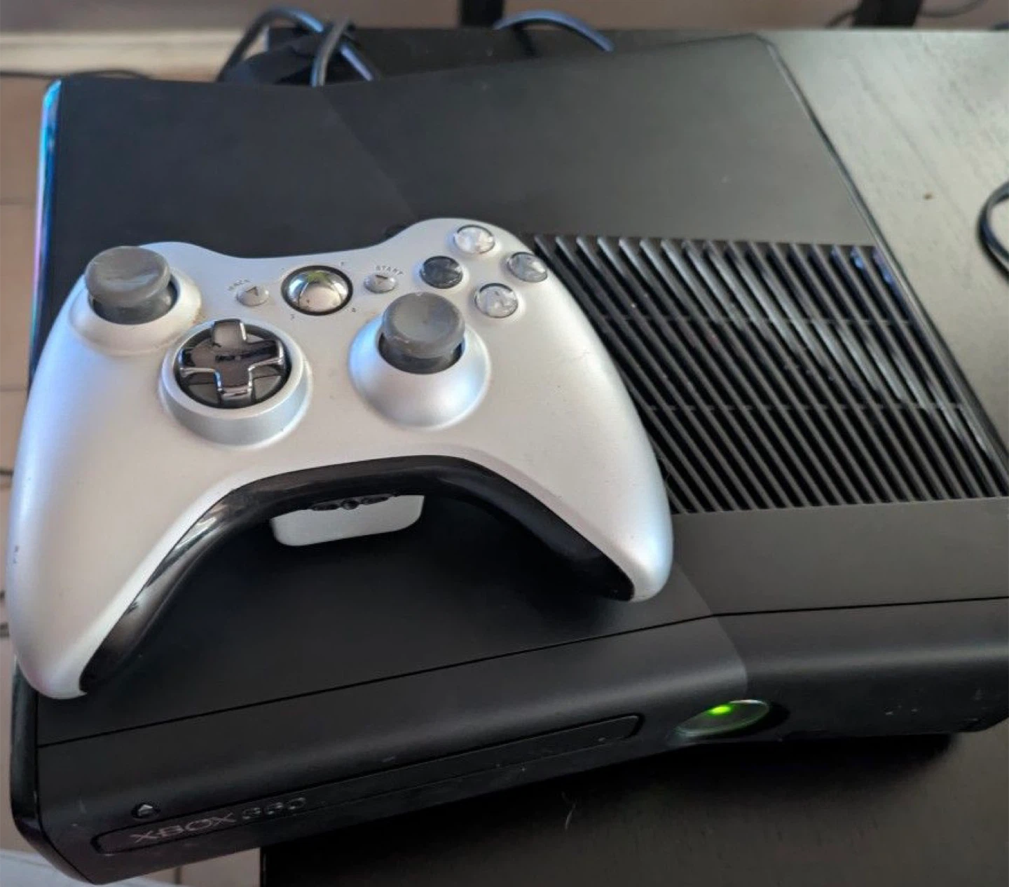 Xbox 360 Slim 320GB Trinity
