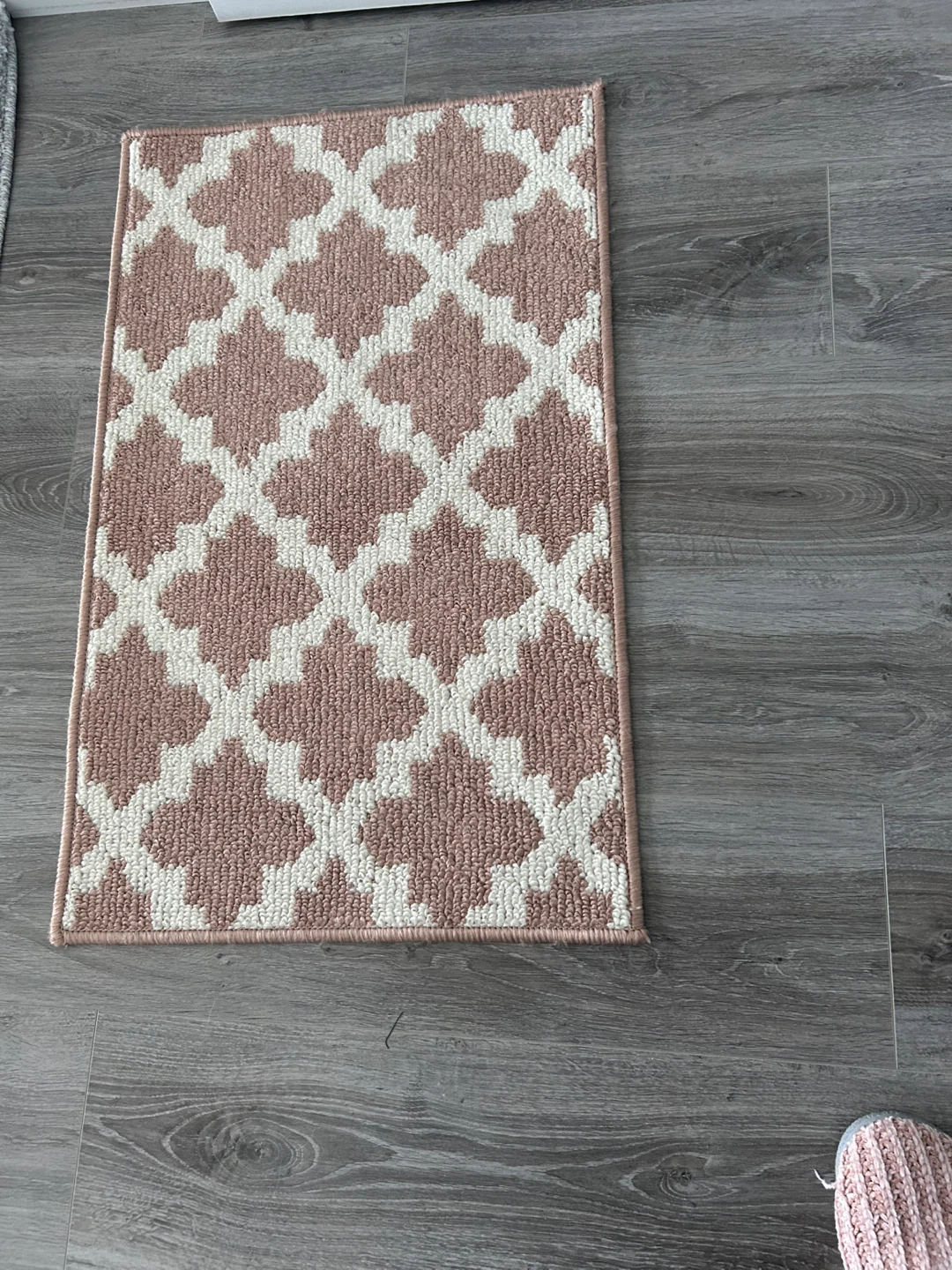 Accent Rug - Peach and White Quatrefoil Pattern