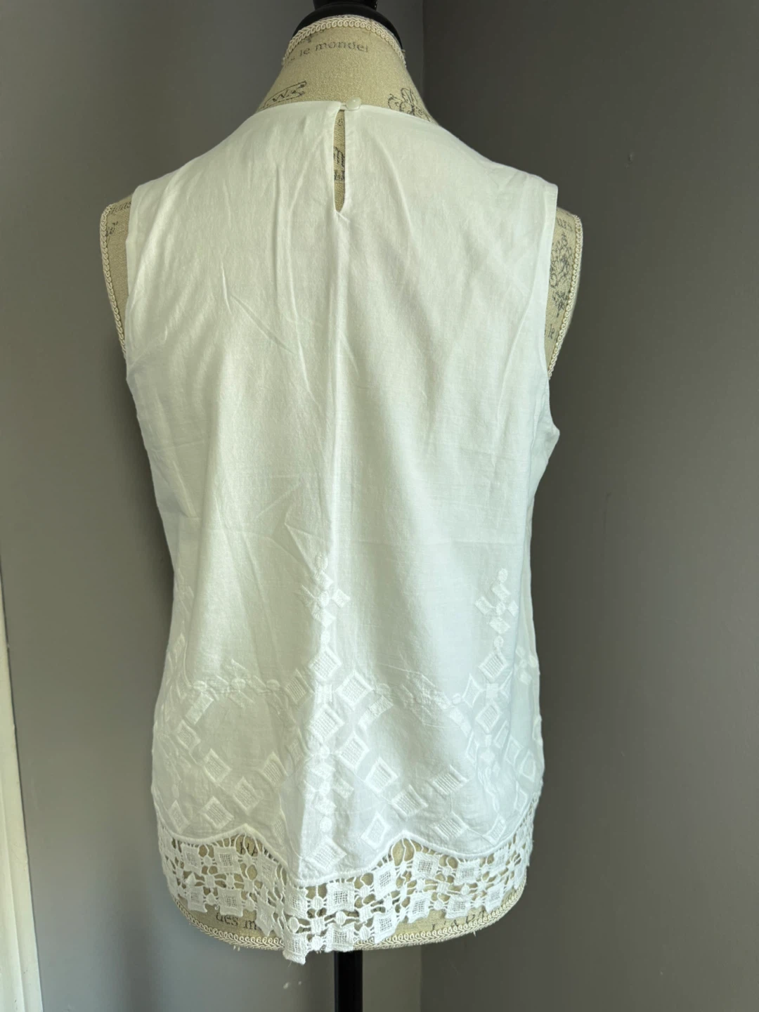 Banana Republic White Sleeveless Embroidered Top - Size S - photo 2