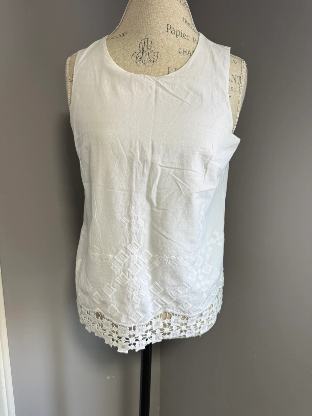 Banana Republic White Sleeveless Embroidered Top - Size S