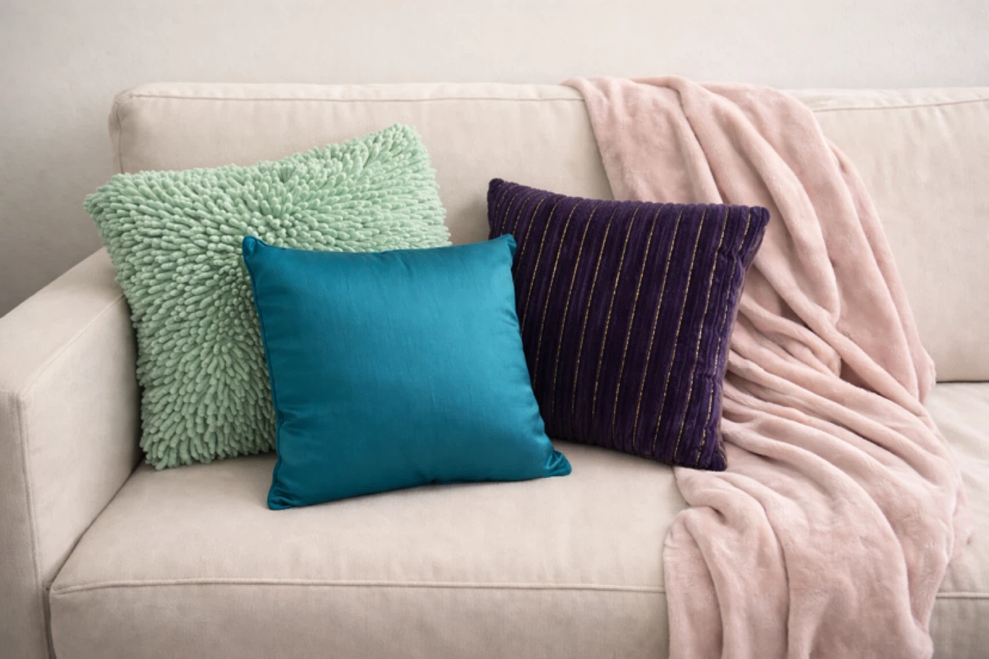 Bundle of Decorative Throw Pillows & blanket