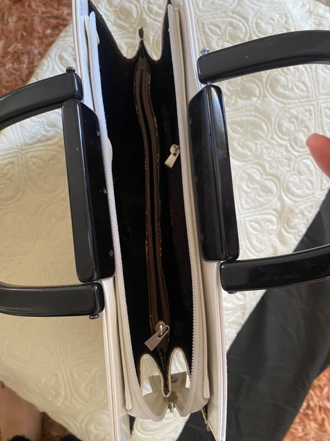 White guess Patent Handbag with Black Handles - photo 5