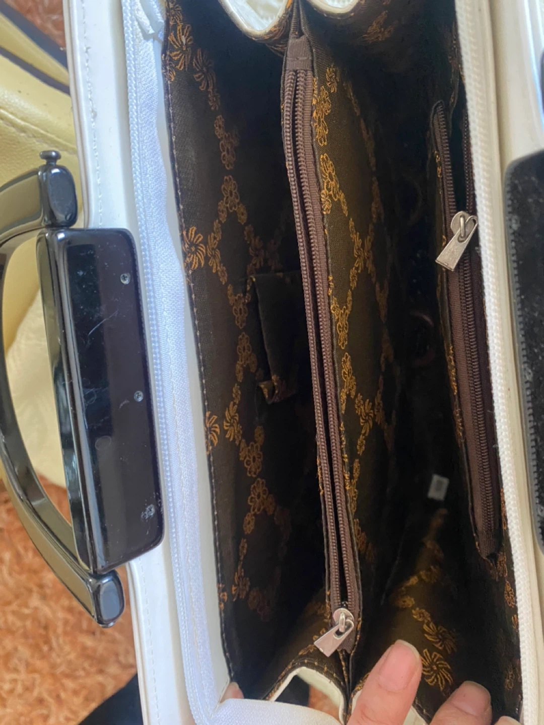 White guess Patent Handbag with Black Handles - photo 4