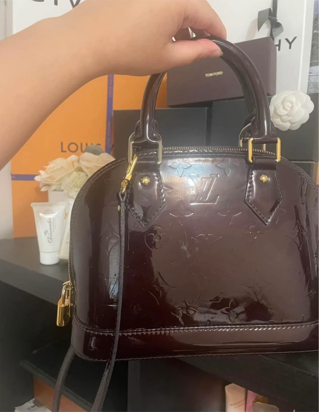 Louis Vuitton Alma BB Vernis Handbag - photo 2