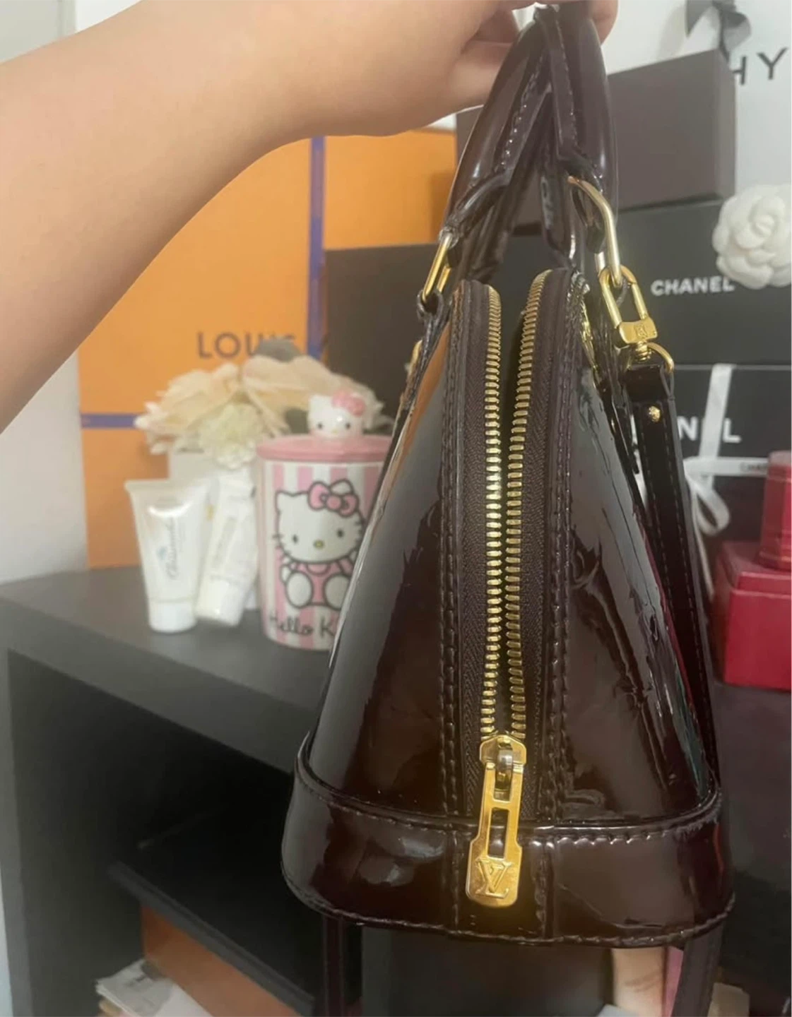 Louis Vuitton Alma BB Vernis Handbag - photo 3