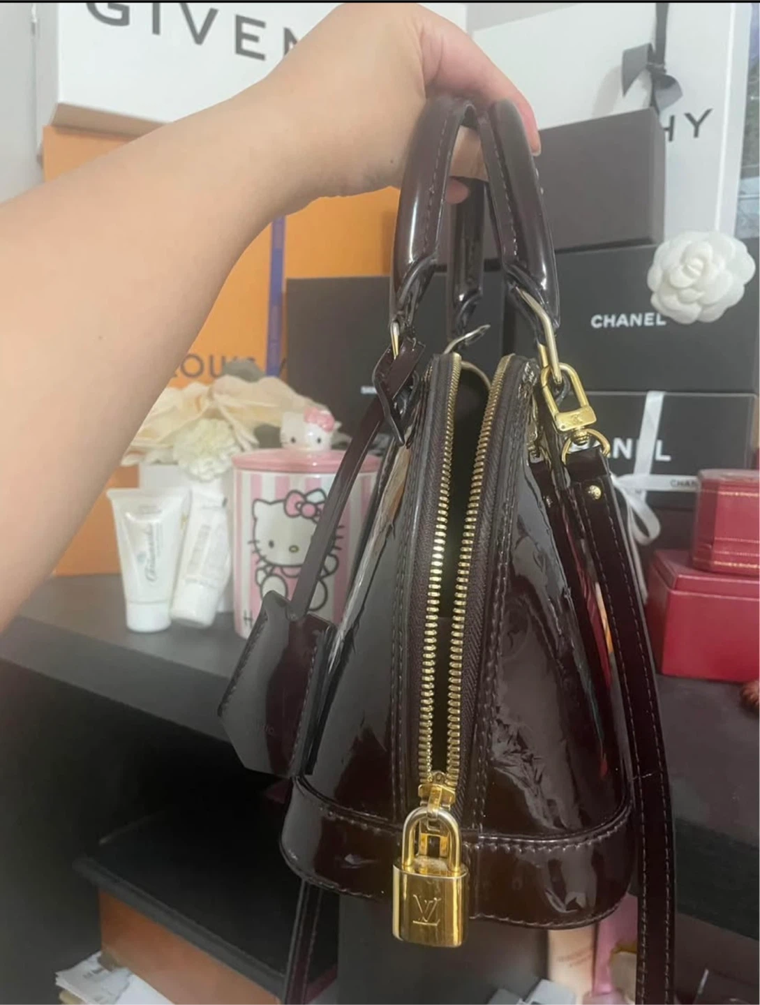 Louis Vuitton Alma BB Vernis Handbag - photo 4
