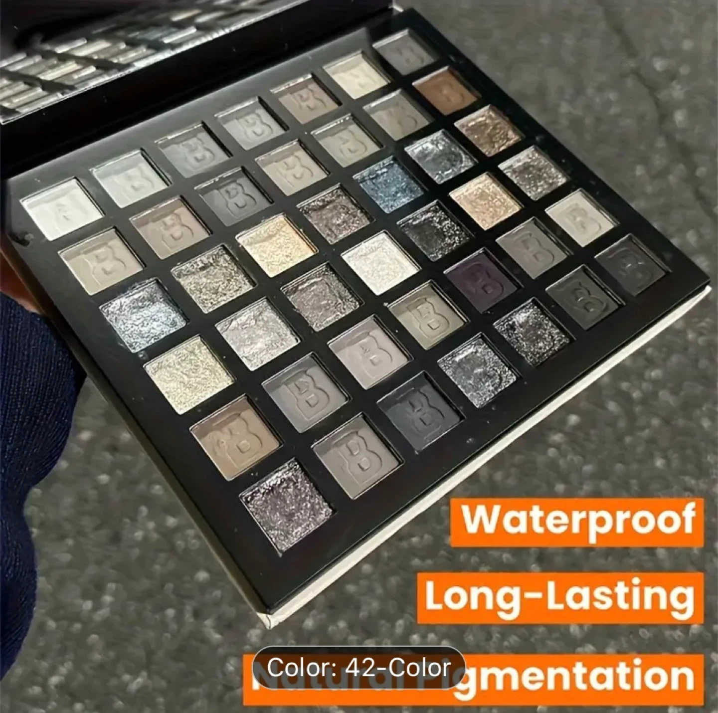 (NEW) Smoky 42-Color Eyeshadow Palette