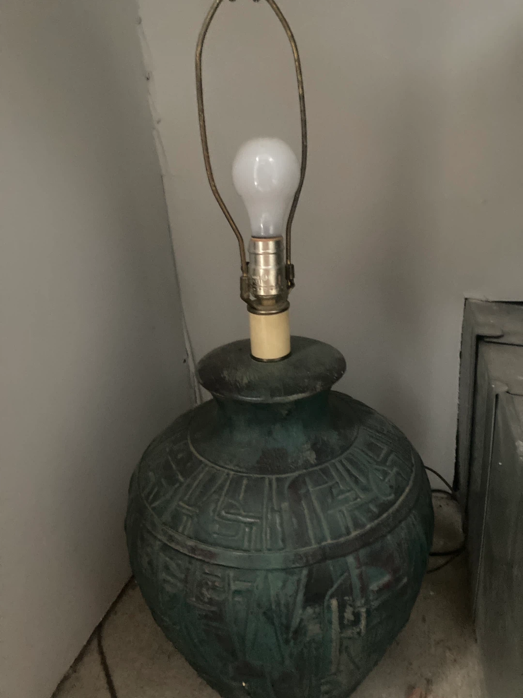 Vintage Table Lamp with Decorative Base - photo 2