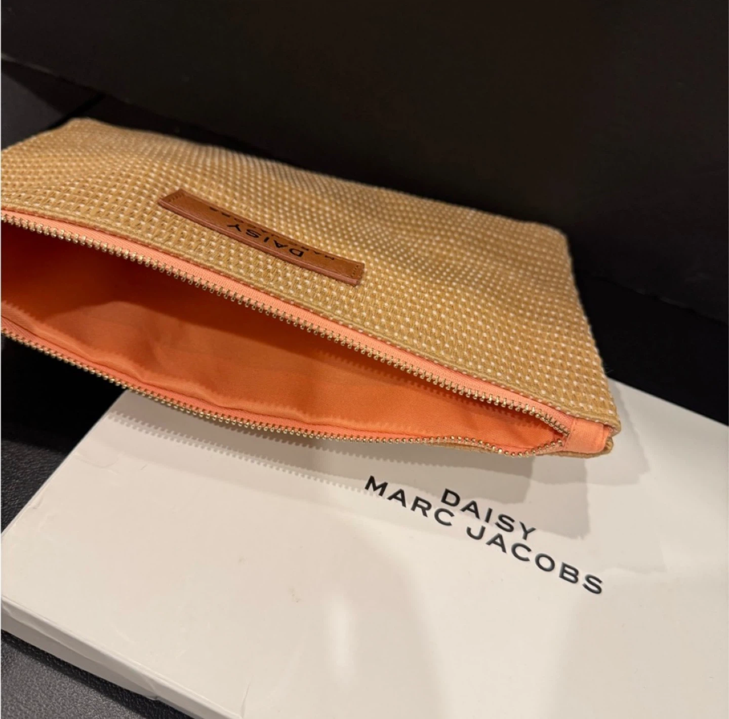 Marc Jacobs Daisy Straw Cosmetic Pouch Makeup Bag Travel Clutch - photo 4