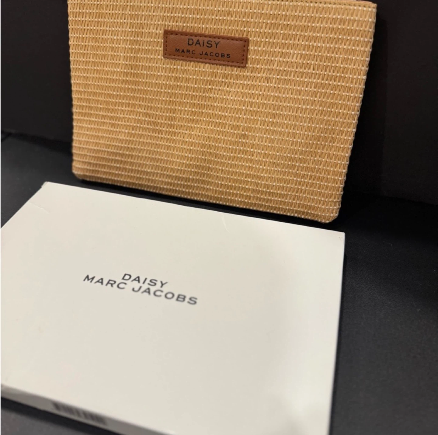 Marc Jacobs Daisy Straw Cosmetic Pouch Makeup Bag Travel Clutch - photo 2